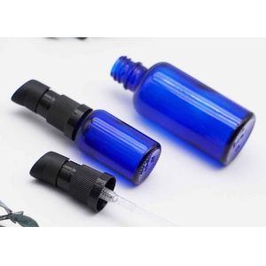 Капельница эфирного масла цилиндра разливает насос по бутылкам лосьона покрывает голубой ясный цвет