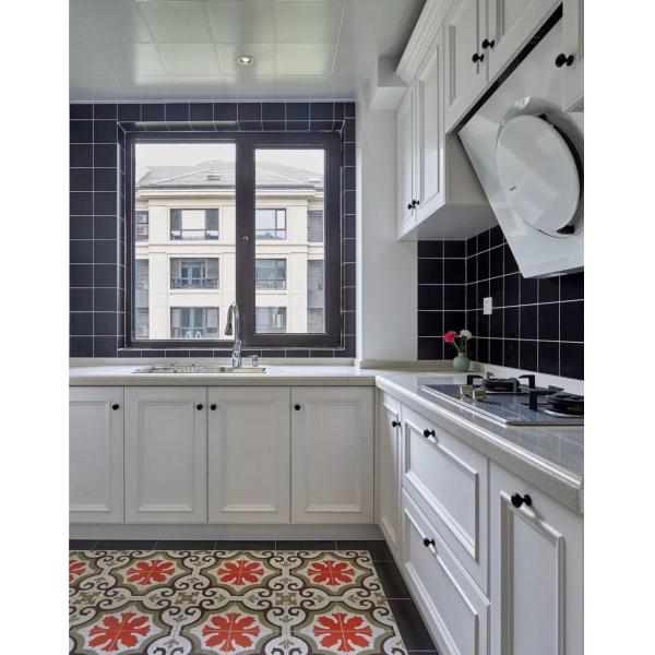 Gabinete de cocina acabado en chapa de madera con isla