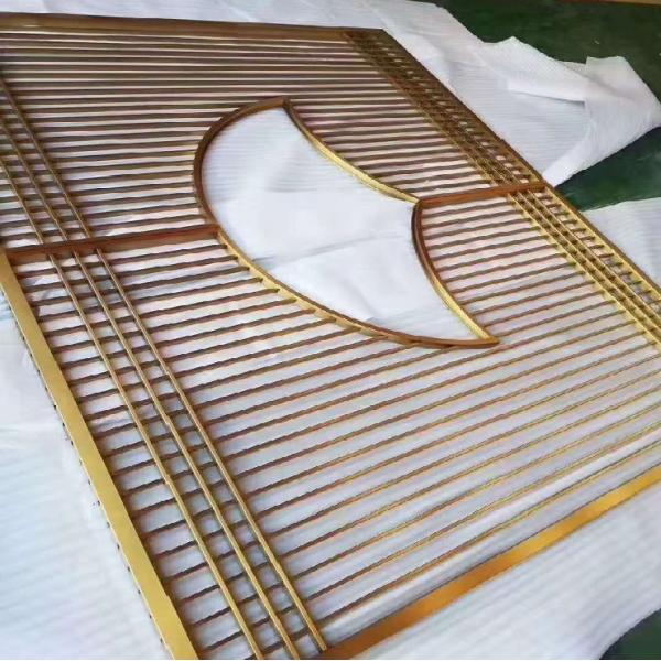 Белые рассекатель и экран комнаты прожития металла дизайна мрамора и золота