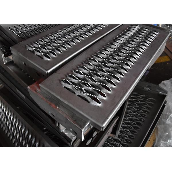 лист плиты контролера ширины 850mm Serrated стальная проступь лестницы скрежетать