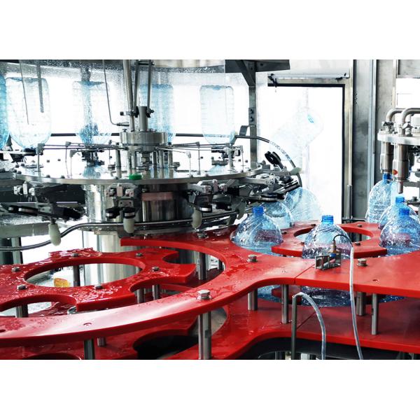 Большие машины завалки 3 питьевой воды бутылки - внутри - одна машина Моноблок разливая по бутылкам