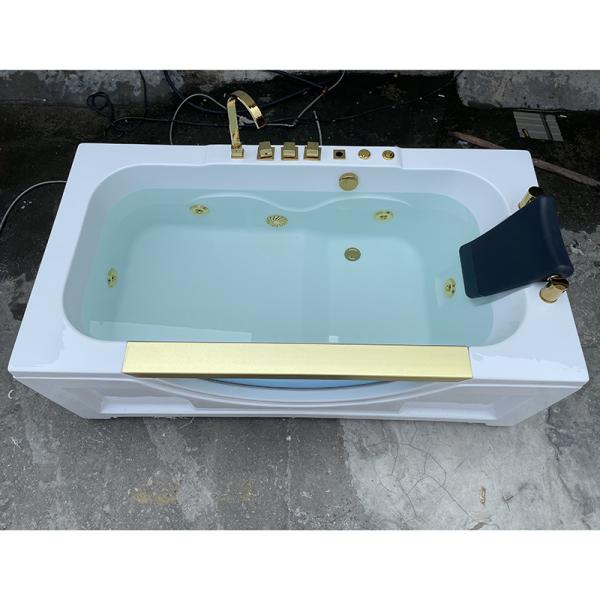Uma massagem adulta do redemoinho do canto do banheiro da banheira do Jacuzzi da fibra de vidro da pessoa