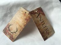 Pequeñas etiquetas colgantes perforadas del hermoso diseño, etiquetas colgantes retras/del vintage del boutique