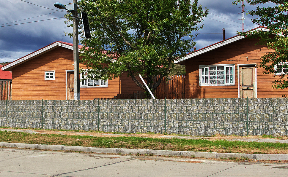 Low Maintenance PVC Garden Fence Custom Size Outdoor Plastic Garden Fencing For Farm Villa