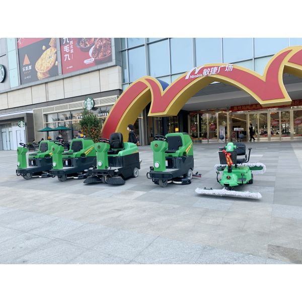 DQS15 Ideal for outdoor cleaning of garbage fallen leaves debris and other light to medium waste.