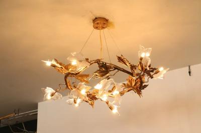O candelabro de Art Glass Maple Leaf Pendant do corpo do cobre H65 ilumina ISO9001 moderno