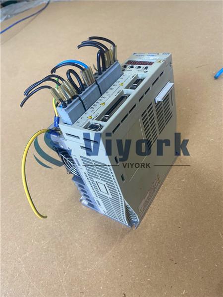 Yaskawa SGDH-10DE Industrial Servo Drive 50 / 60HZ 380 - 480VAC INPUT 3.5AMP NEW