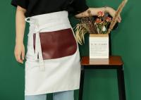 Os meios grupos longos brancos do comprimento personalizaram o avental da cozinha