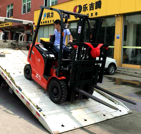 CE Certificated Electric Forklift Truck For Small Warehouse 1600kg Capacity