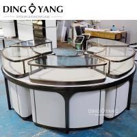 Moderne en verre doré en acier inoxydable Luxe vitrine de bijoux ronde Combinaison de praticité et de beauté