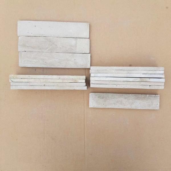 O tijolo usado velho recuperou tijolos para a decoração de construção da parede com cor branca antiga