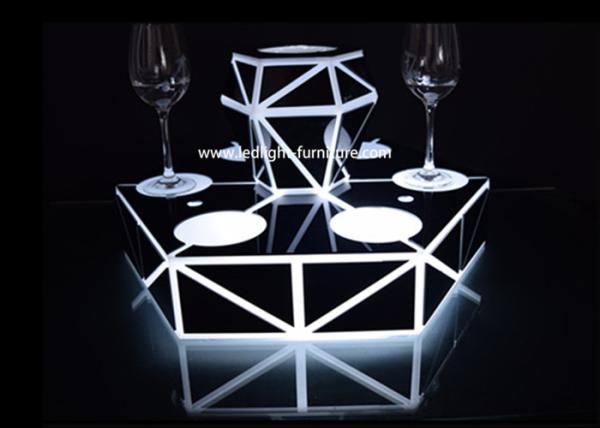 O diodo emissor de luz a pilhas ilumina acima a exposição da garrafa do licor da prateleira da barra com material acrílico