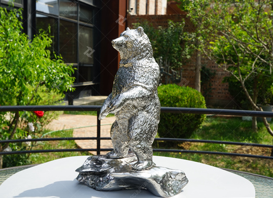 Escultura fundida de acero inoxidable de color plateado de un oso de pie para la decoración del hogar