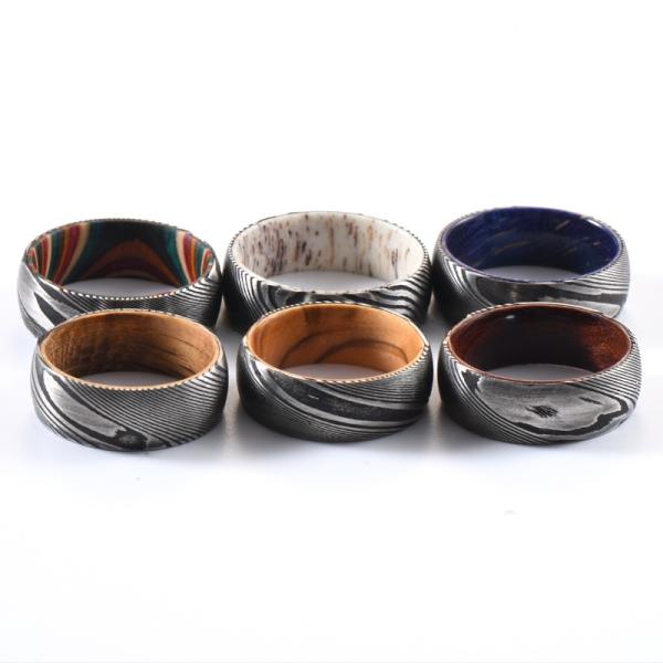 Anillo de boda de acero de Damasco con antellitas de venado real o incrustación de manga de madera