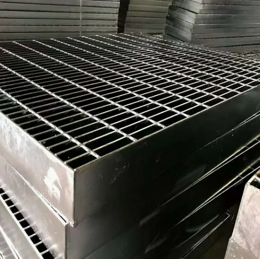 Corrosion Resistant Galvanized Steel Grating with 38/50/76/100mm Cross Bar Pitch and A36 Grade for Driveway and Industrial Use