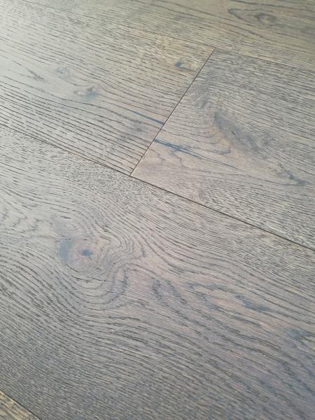 Le chêne européen de catégorie de caractère a machiné le plancher en bois avec le gris souillé