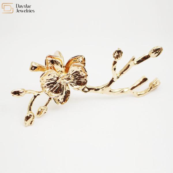 Кольца салфетки цветка цветения сливы металла для оформления обеденного стола