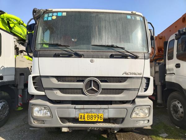 Camión bomba de hormigón Zoomlion 52M de 2013 sobre chasis Mercedes-Benz 52 metros