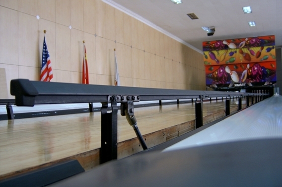 Calleja de bolos gris parachoques de alcantarillado parachoques semiautomáticos para niños con estilo de deporte bomba