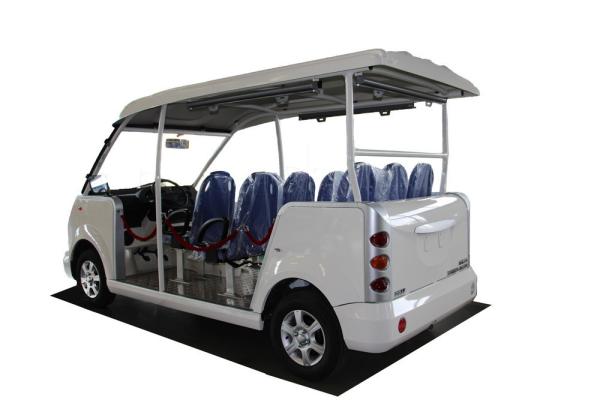Une voiture électrique à 8 places utilisée dans le parc d'usine