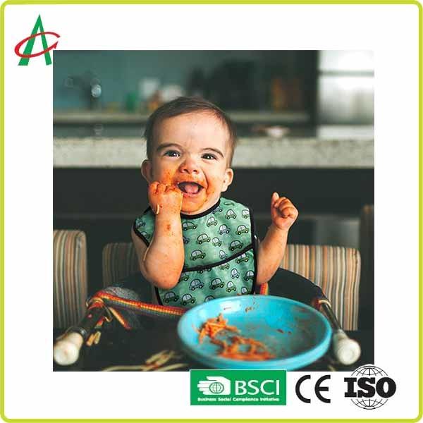 Babadores recém-nascidos impermeáveis ajustáveis do bebê para alimentar e comer