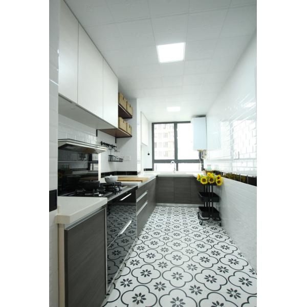 El armario de la cocina de grano de madera, el armario de la puerta con panel de pizarra y la encimera de cuarzo.