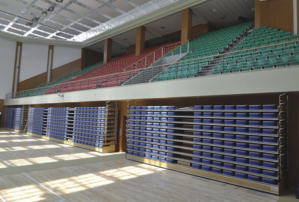Установленный пол складного телескопичного Bleacher ручной операции усаживая -