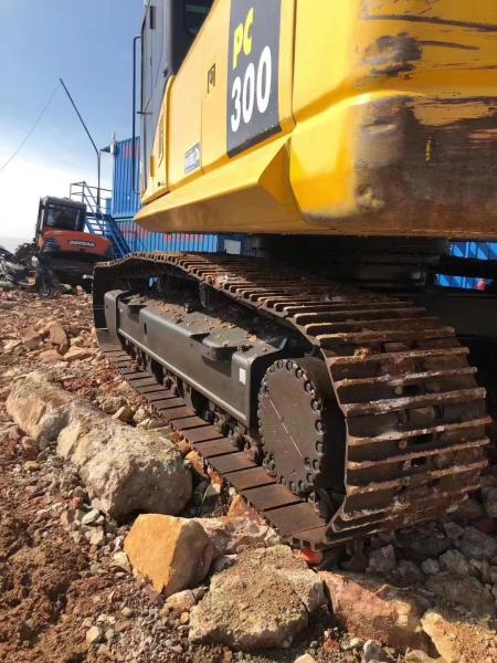 Excavadora usada komatsu pc300 -7 Excavadora com horas de trabalho 0-2000 e capacidade de combustível 100-500 litros