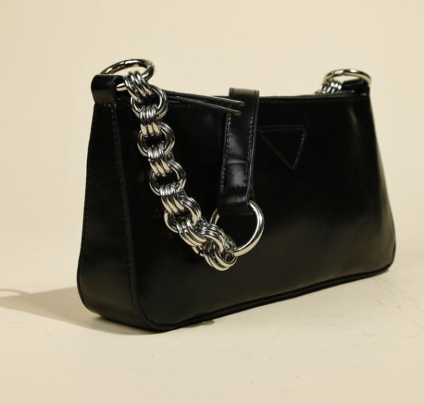 26cm 5cm 13cm White Chain Crossbody Bag ODM Baguette Bag Chain Strap