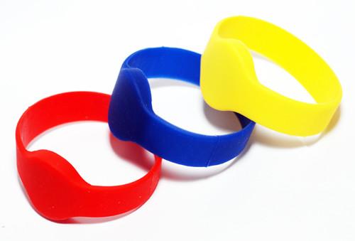 Customized RFID Bracelet Item Type RFID NFC Silicone Wristband With Logo Print