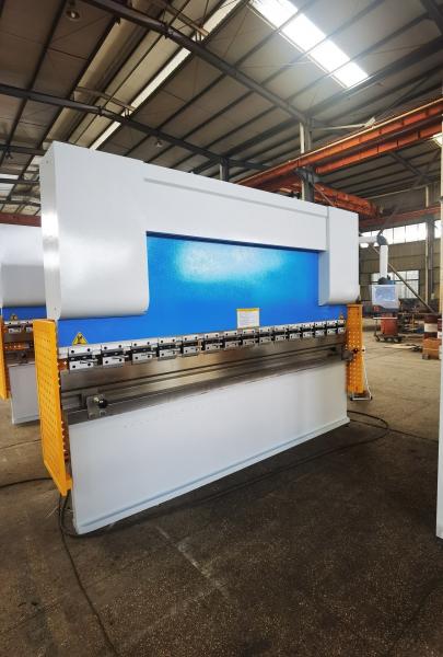 7.5KW CNC Press Brake Machine Hidráulico de aço leve 400mm Peso 7000kg