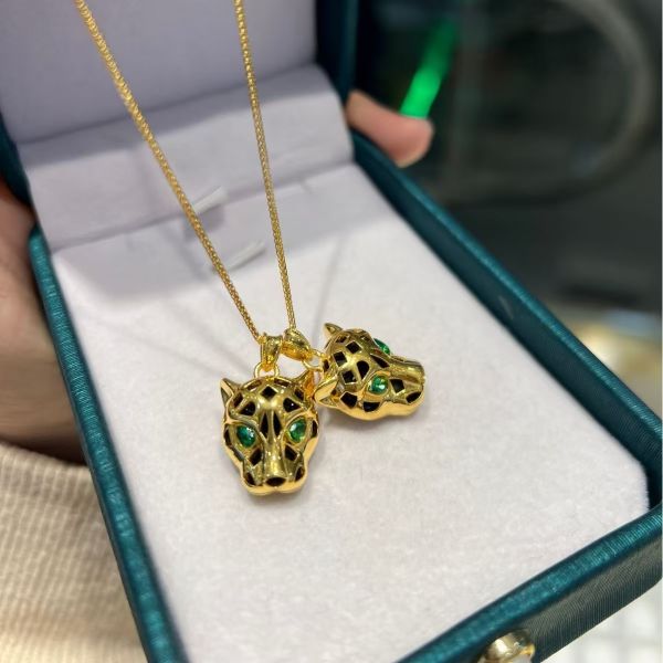 Lobster Clasp 18K AU750 Genuine Gold Panden  Jewelry Elegant Durable Design Perfect for Professional and Long Lasting Wear