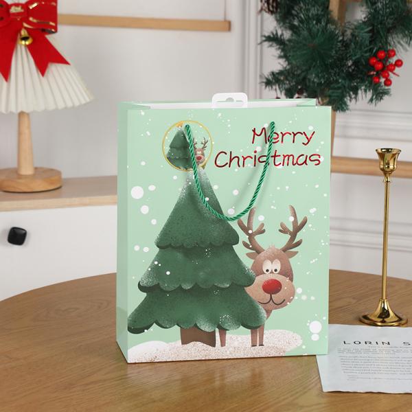 Des sacs en papier de Noël écologiques et verts recyclés