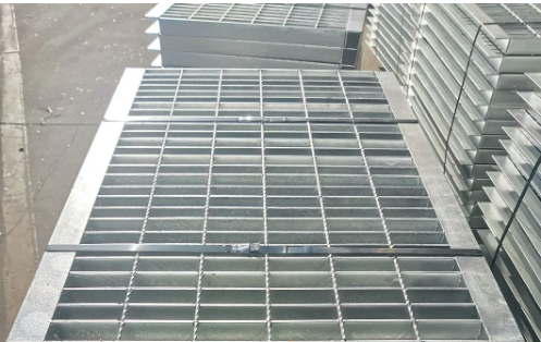 Fabricant professionnel de caillebotis en acier ISO9001, couvercles de drainage galvanisés à chaud