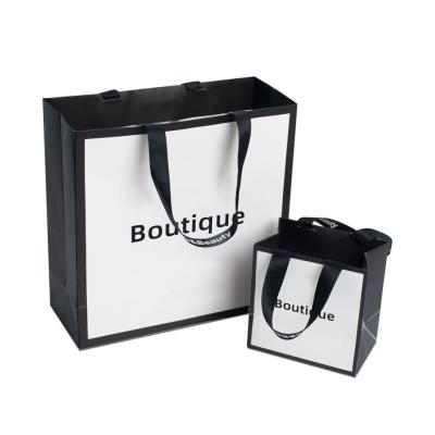 Bolsas de presente de papel Euro de luxo personalizadas com logotipo gravado em cartão de marfim
