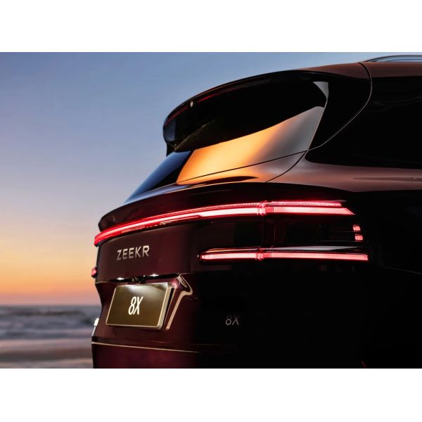 ZEEKR 8X PHEV SUV with 1,030 kW tri-motor, 900V high-voltage architecture, and 2.96 seconds 0-100km/h acceleration