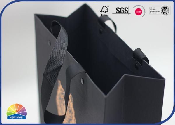 Saco de presente de papel preto personalizado com logotipo do leão dourado estampado a quente com alça de seda
