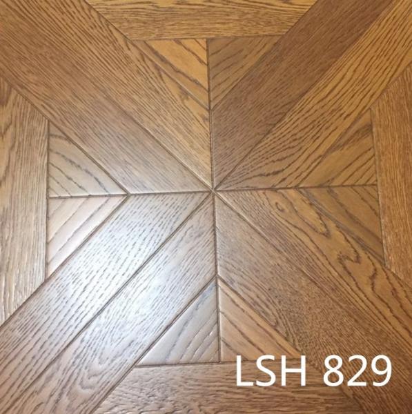 El roble blanco dirigió las tejas del mosaico de madera con diversas manchas y los diseños