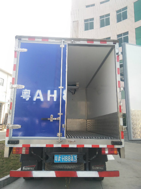 Smooth FRP Refrigerated Truck Body / Truck Fridge Body With High Pressure Vacuum Tech