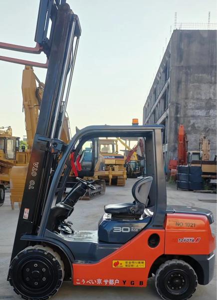 Toyota 8F 30 diesel 3 tonnes de seconde main avec le changement latéral et le mât du conteneur