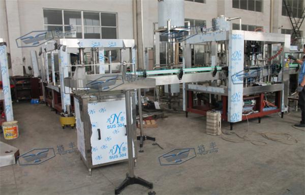 Pneumatic Capping Type Bottled Water Filling Machine With Adhesive Labeling Machine