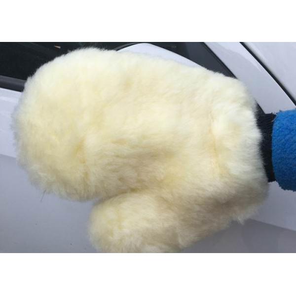 Цвет бежа пусковой площадки мойки перчатки мытья колеса шерстей пальца перчатки мойки овчины