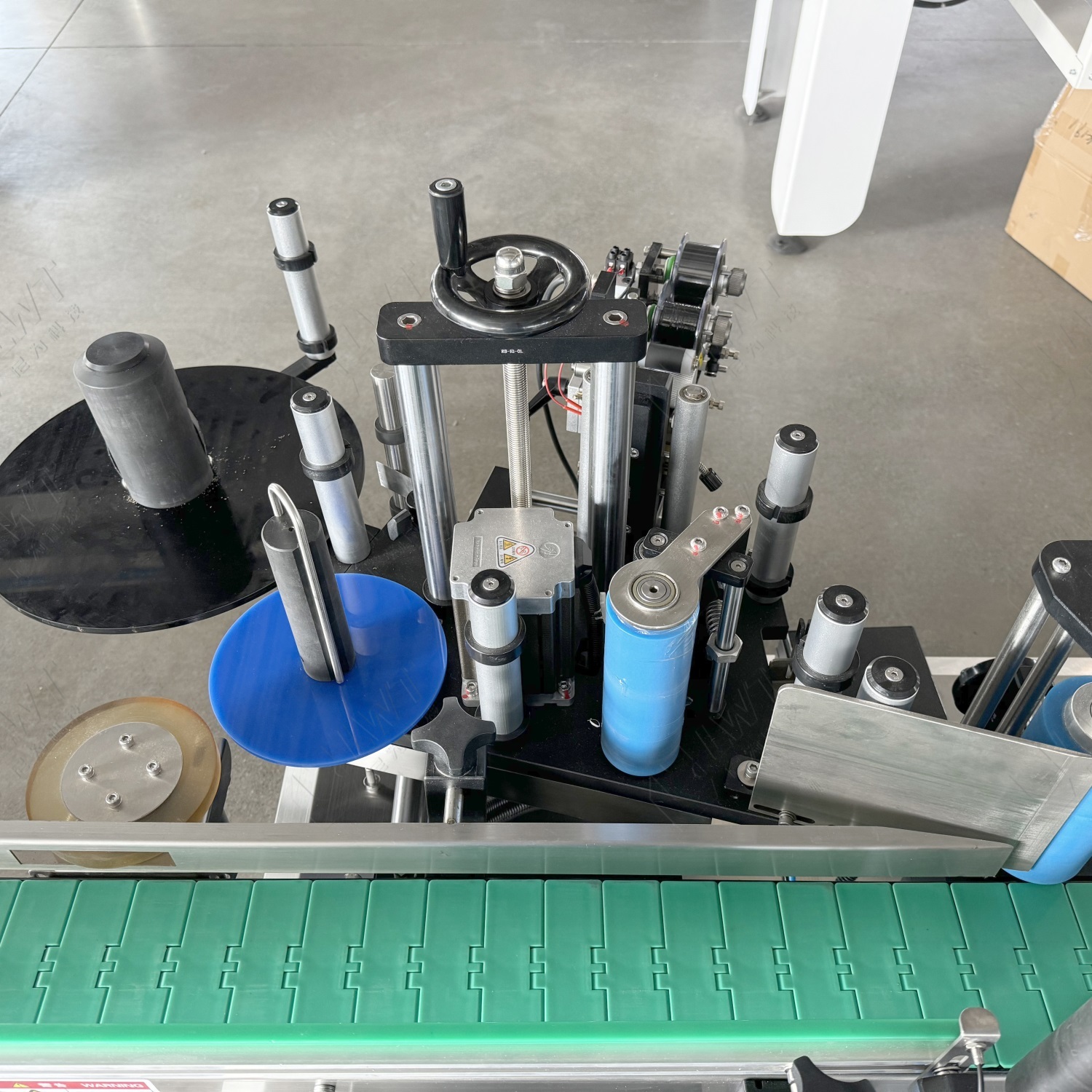 Automatic Round Bottle Labeling Machine Stainless Steel Juice Bottles