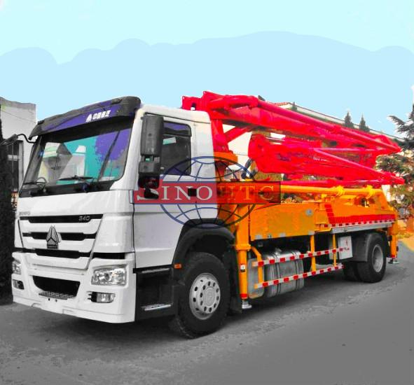 Mobile Concrete Transport Truck 4x2 Concrete Boom Pump Truck 32 / 35m Boom Height