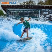 Des vagues artificielles en extérieur, en intérieur, surfer, surfeur, simulateur de surf, parc aquatique