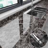 Des autocollants de papier peint à l'effet de marbre gris brillant de 120 cm pour le mur de la cuisine