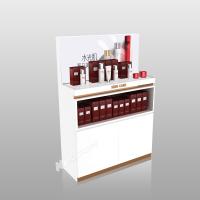 Étagère d'affichage de magasin de cosmétiques Plateforme Armoire de salle centrale en bois avec boîte lumineuse Pour le design de magasin de soins de la peau et la décoration de magasin de marque