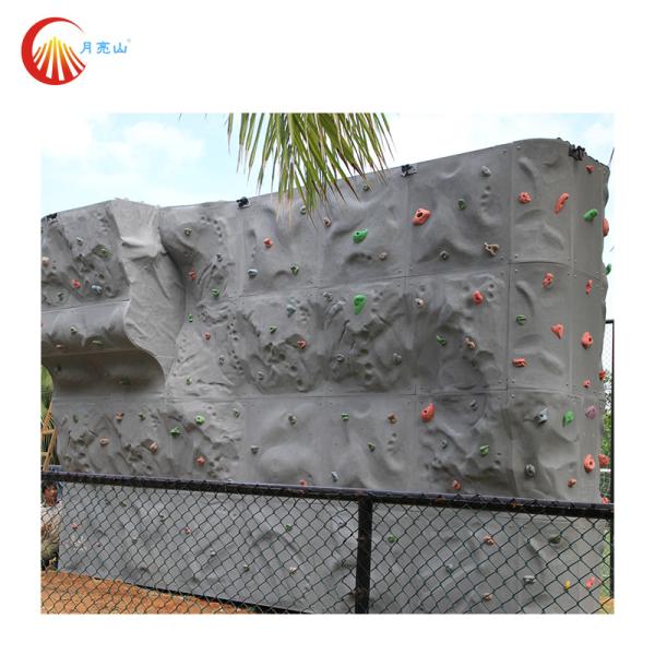 Крытые на открытом воздухе стены парка доски скалолазания обшивают панелями тренируя спорт