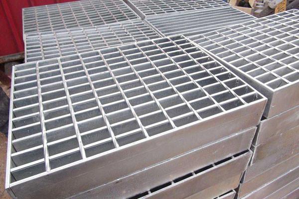 Grade galvanizada branca de prata do metal que raspa para a passagem