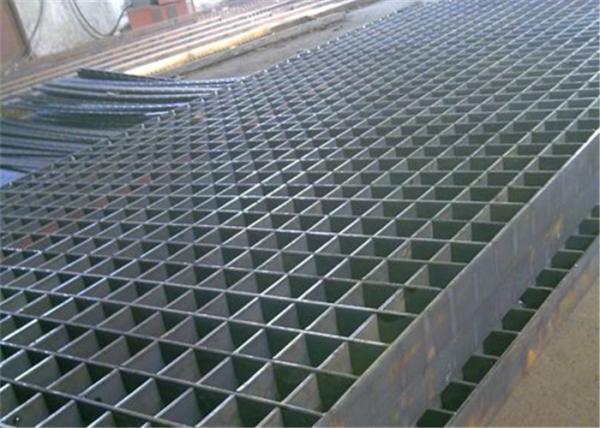 Passagem de aço industrial que raspa o tamanho personalizado característica galvanizado do mergulho quente